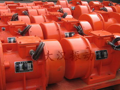 YZS振動(dòng)電機(jī)：加裝防護(hù)外殼，密封性強(qiáng)不易損壞。