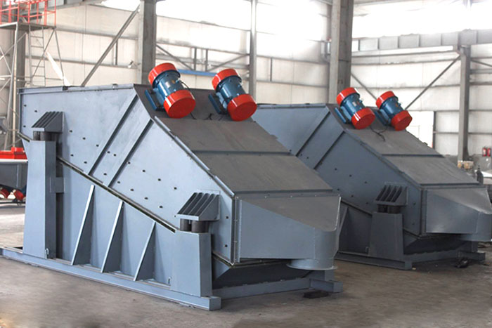 ZSG礦用振動(dòng)篩采用雙電機(jī)振動(dòng)，電機(jī)位置安裝在頂部，便于更好的傳遞振動(dòng)力。