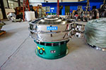 1200型三次元振動篩，產(chǎn)量可達2100kg/h。